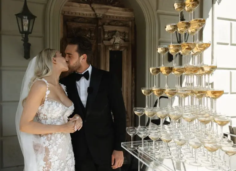 Jennifer de Ru how to build a champagne tower N&B