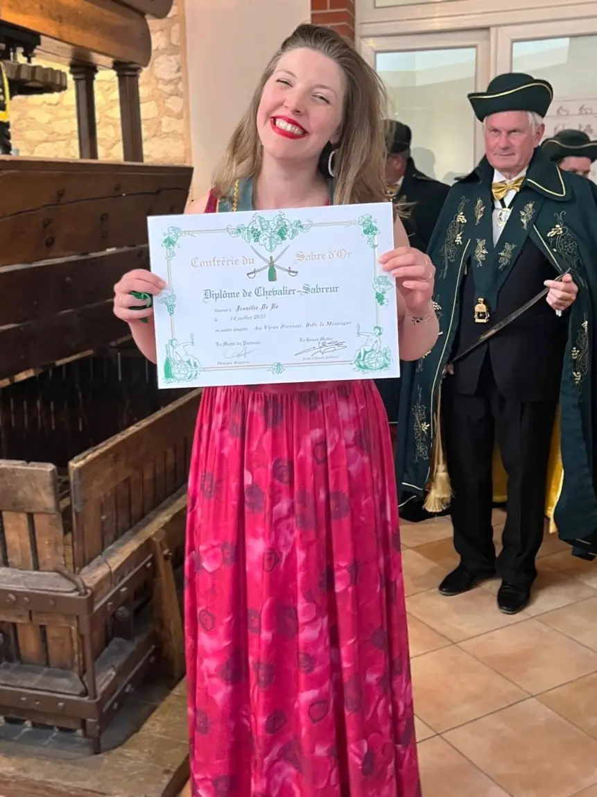 Jennifer de Ru is member of Confrérie du Sabre d'Or